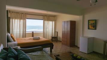 Deluxe Room, Ocean View | Living area