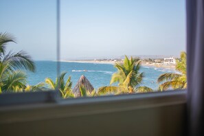 Escritorio, cortinas blackout, wifi gratis y ropa de cama 
