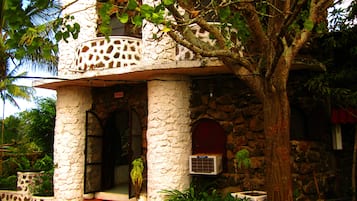 Vista frontal de la propiedad