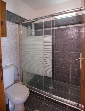 Dúplex estándar | Baño | Regadera, regadera tipo lluvia, secadora de cabello, batas 