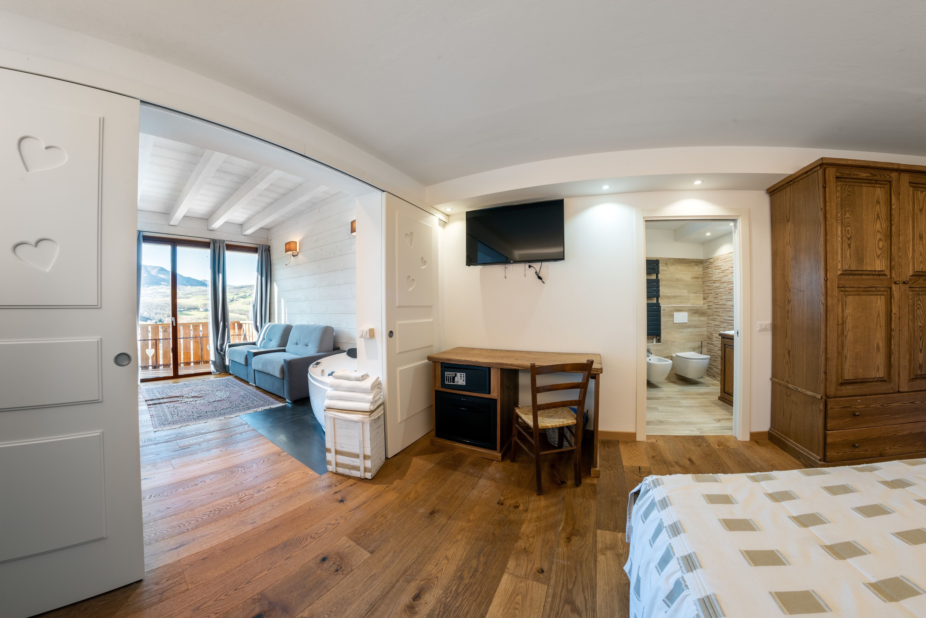 superior suite, jetted tub | 1 bedroom, individually decorated, individually furnished