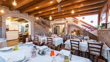 Colazione, aperto a pranzo e cena, cucina locale, con tavoli all'aperto