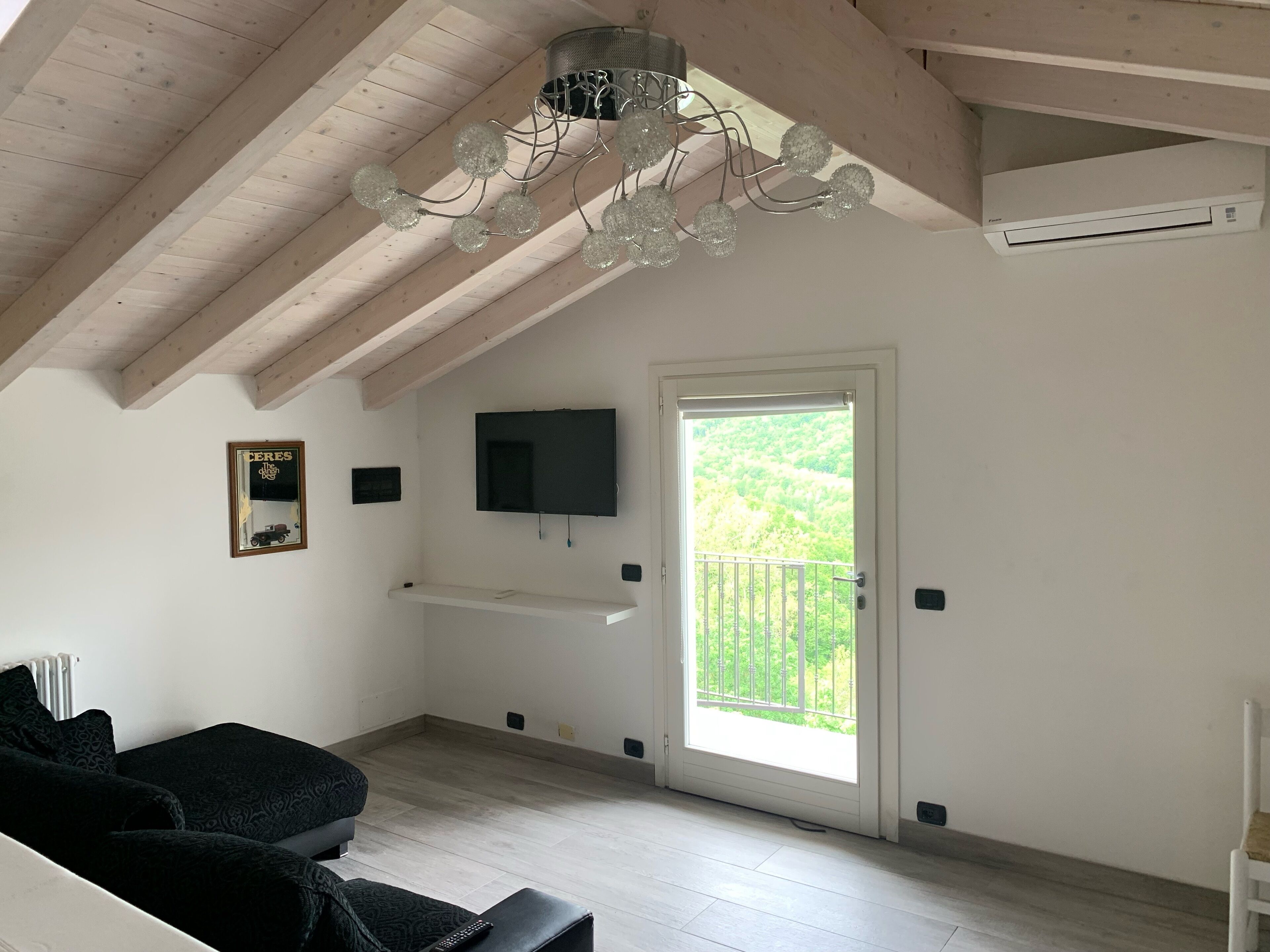 deluxe studio suite | living area | 36-inch flat-screen tv with digital channels, tv