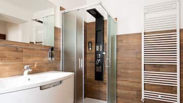 Een douche, een hydromassagedouche, gratis toiletartikelen