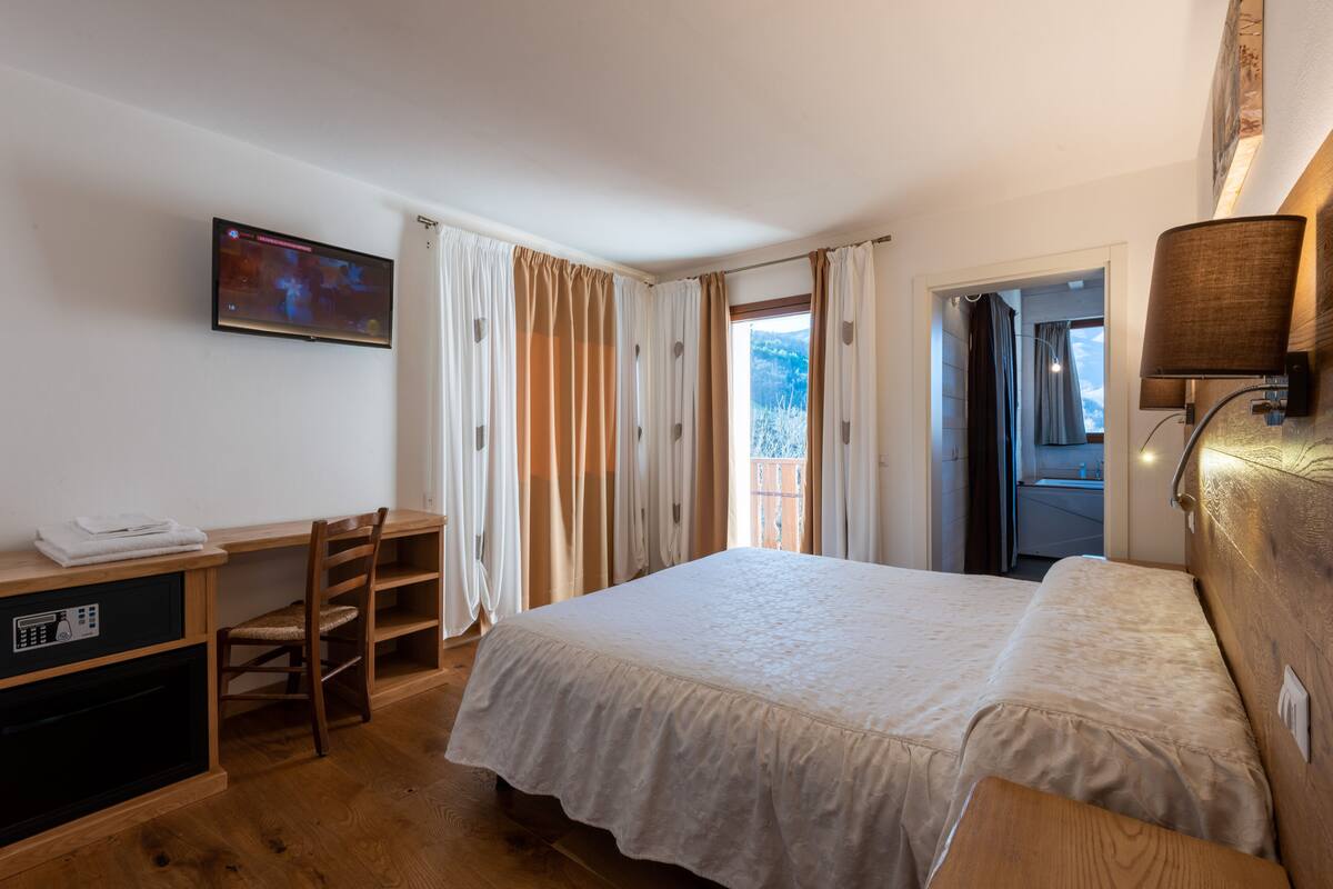 Phòng Suite Deluxe, bồn tắm thủy lực | Màn/rèm cản sáng, phòng cách âm, nôi/giường cho trẻ sơ sinh (phụ phí) 