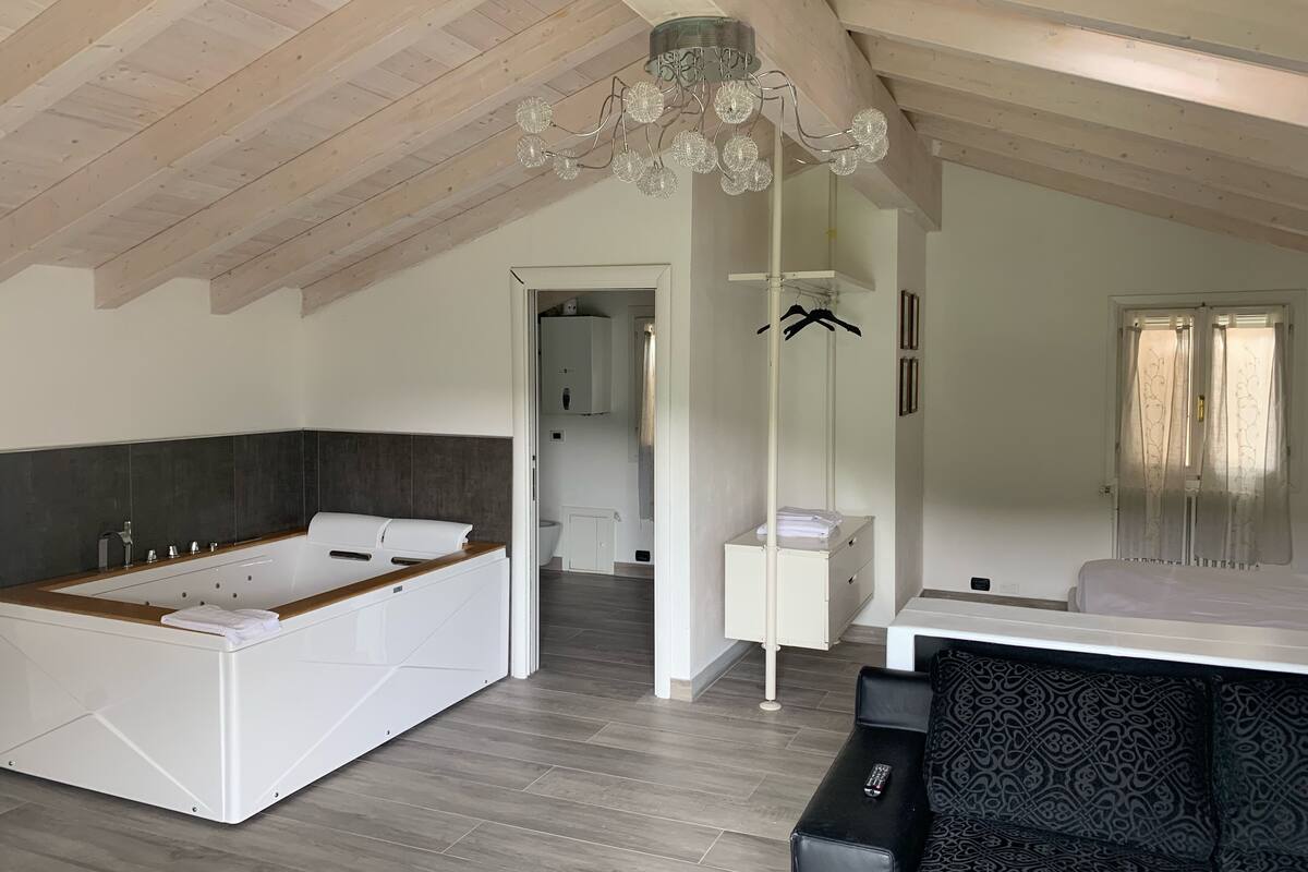 Studio Suite Deluxe | Bồn tắm spa riêng