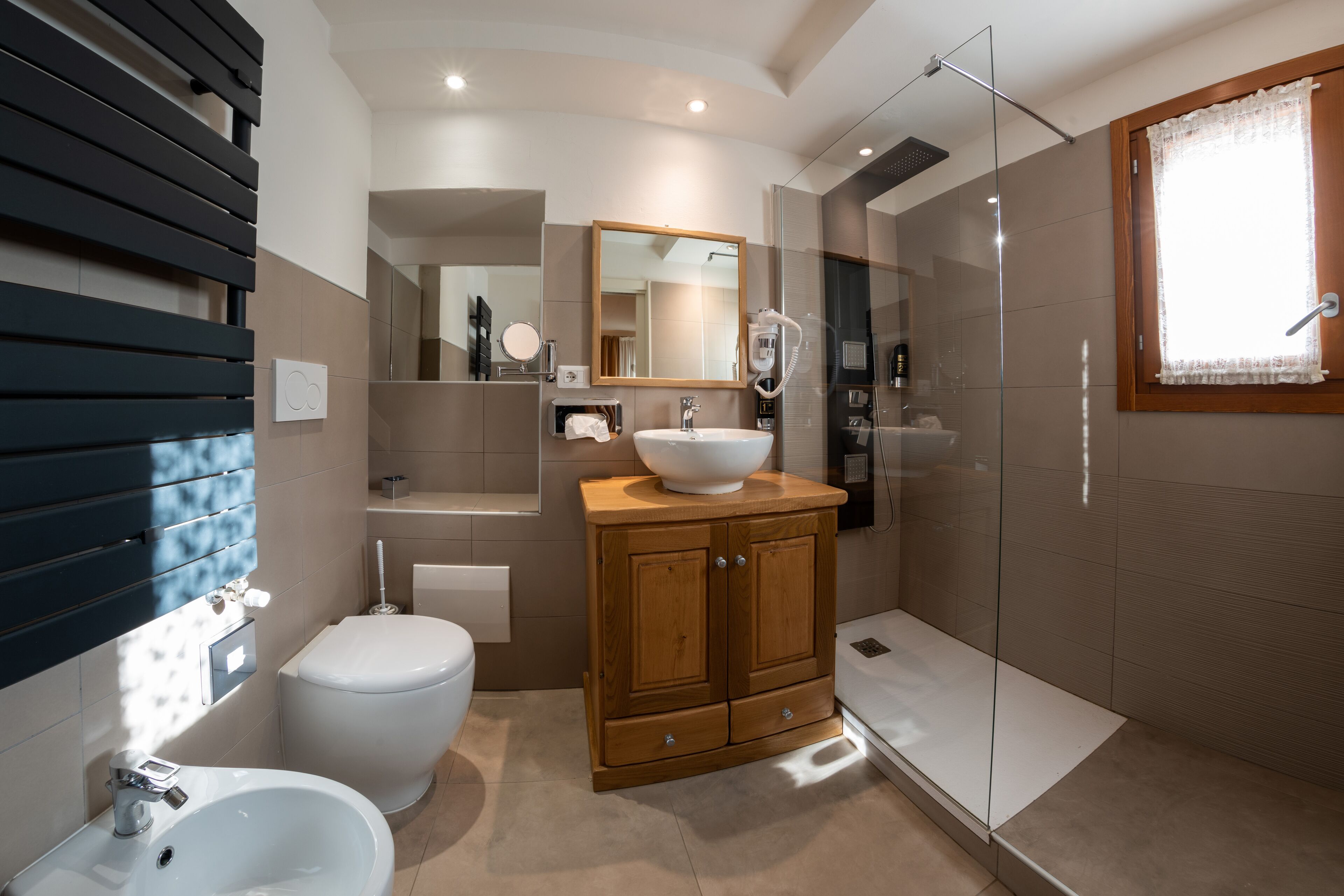 standard room | bathroom | shower, hydromassage showerhead, free toiletries, hair dryer