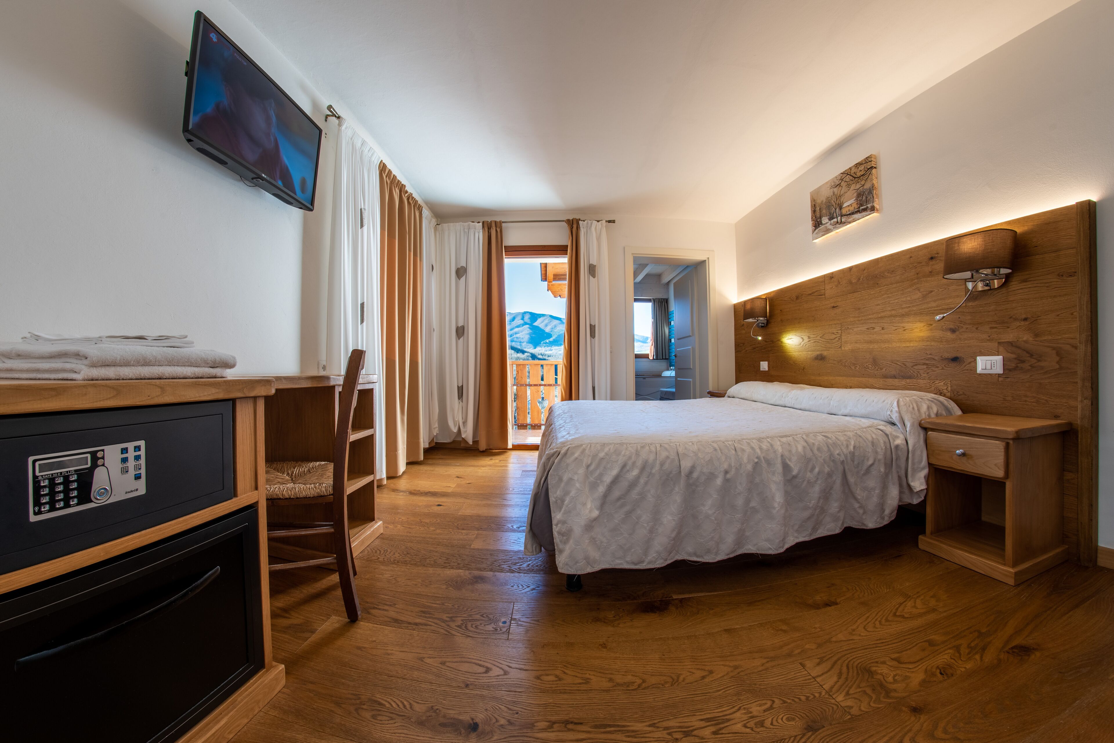 Deluxe-Suite, Whirlpool | Individuell dekoriert, individuell eingerichtet, Verdunkelungsvorhänge