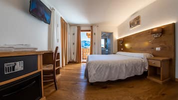 Deluxe Suite, Jetted Tub | 1 bedroom, individually decorated, individually furnished