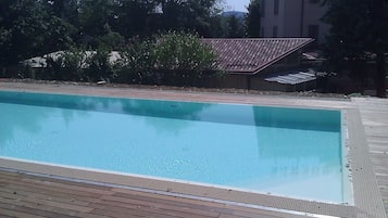 Una piscina al aire libre de temporada