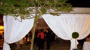 Kawasan bankuet terbuka