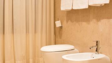 Une salle de bain avec deux lavabos, des toilettes et un porte-serviettes.