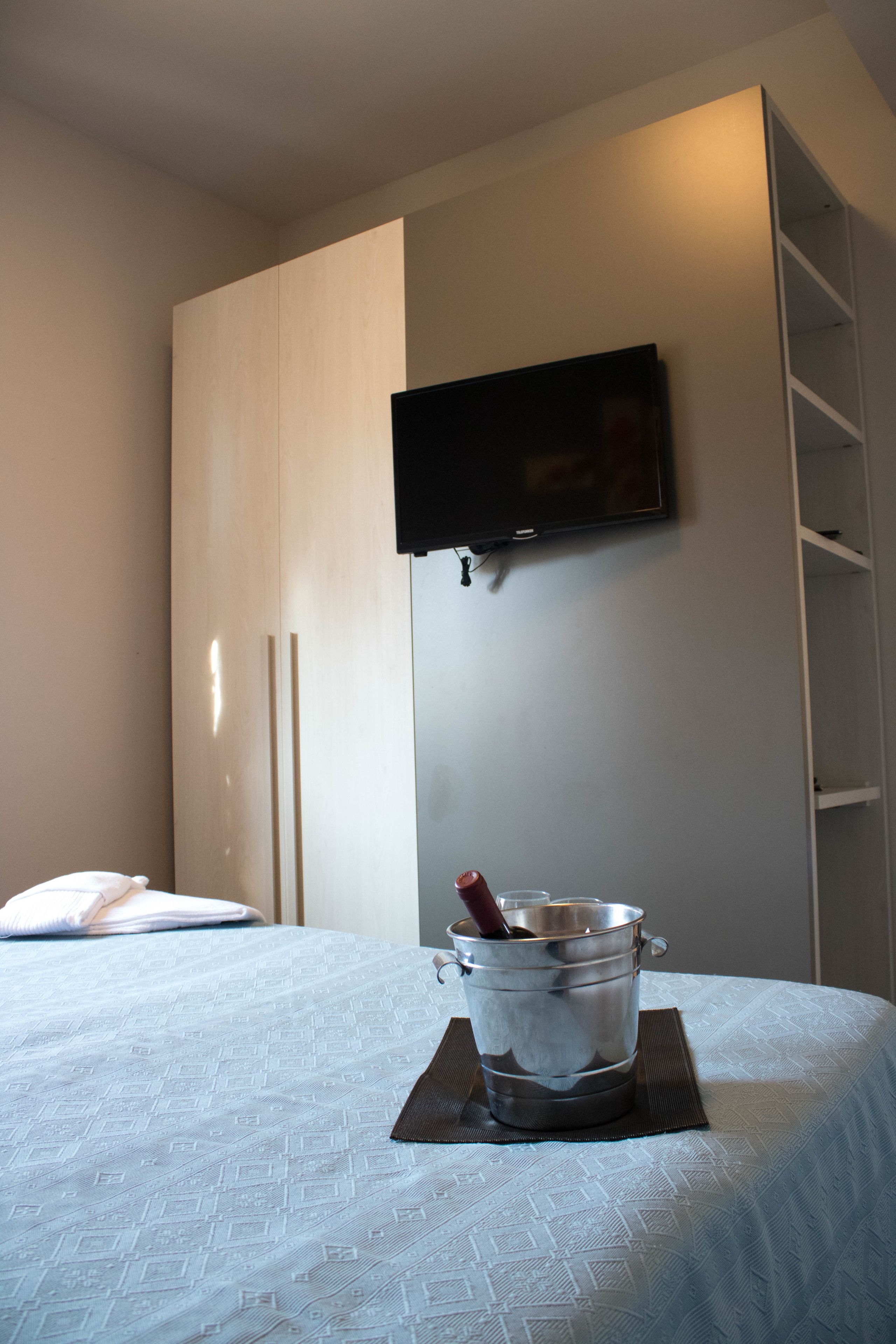double room single use | in-room safe, free wifi, bed sheets, wheelchair access