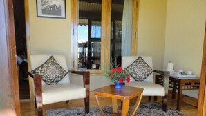 Honeymoon Cottage | In-room safe, desk - Sherlock Hotel (Ootacamund)
