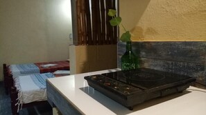 مساحة عمل للكمبيوتر المحمول وستائر تعتيم وتجهيزات عازلة للصوت