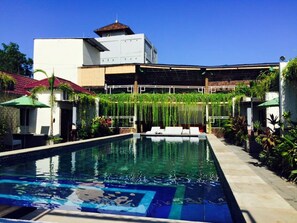 Outdoor pool - Hawaii Bali Hotel (Kuta)