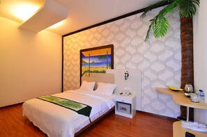 Rom – deluxe, bassengutsikt | Sengetøy av topp kvalitet, safe på rommet og individuelt dekorert