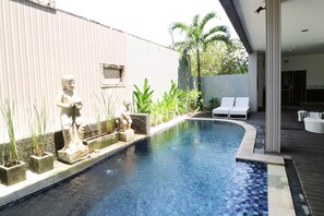 Outdoor pool - Hawaii Bali Hotel (Kuta)