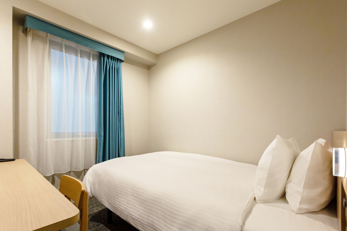Desk, blackout drapes, WiFi (free), bed sheets