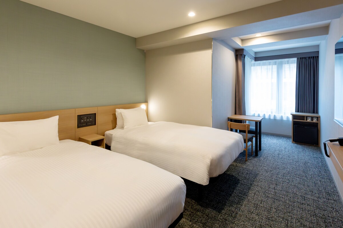 Twin Room, Non Smoking | Desk, blackout drapes, WiFi (free), bed sheets
