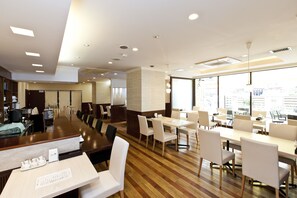 供应早餐、午餐和晚餐，中国菜