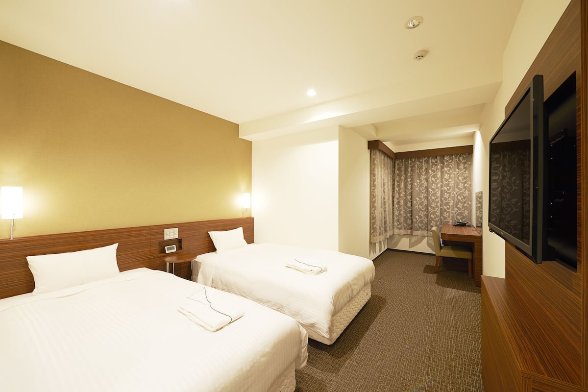 Twin Room, Non Smoking | Desk, blackout drapes, WiFi (free), bed sheets