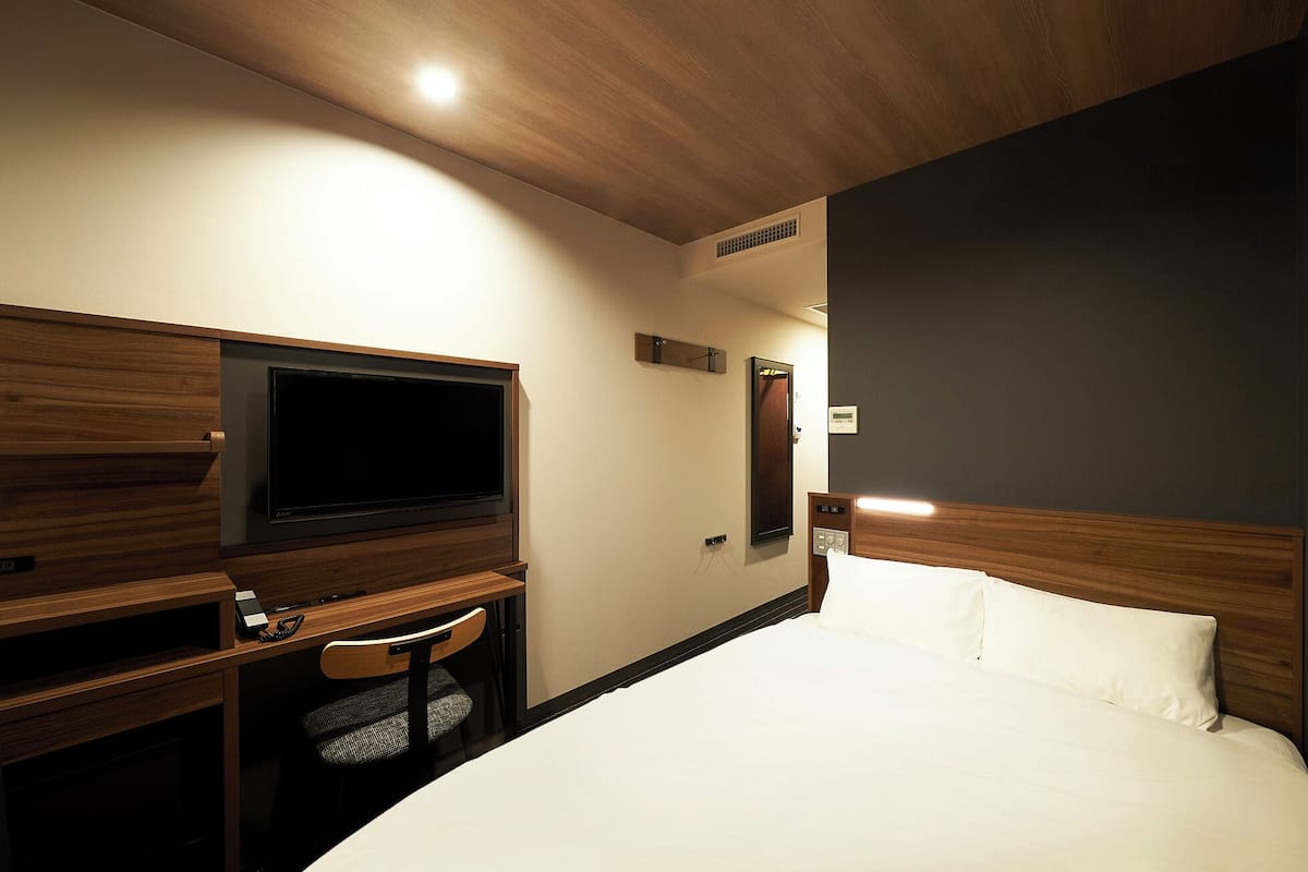 Down duvets, desk, blackout curtains, free WiFi