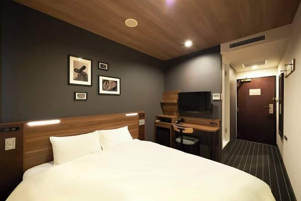 Down duvets, desk, blackout curtains, free WiFi