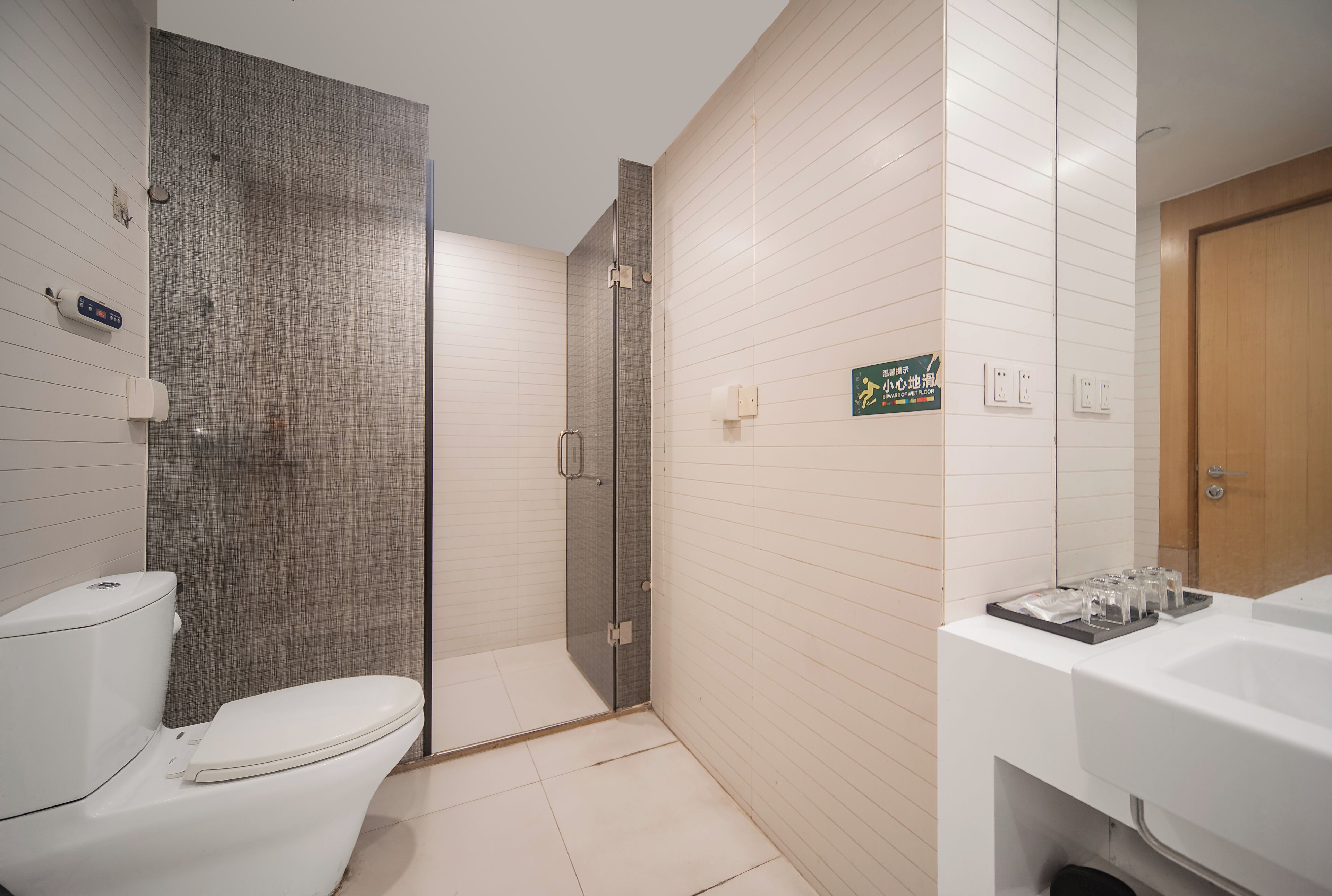 Un baño moderno con inodoro, ducha y lavabo.