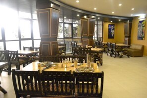 حيث تُقدم وجبات الإفطار، الغداء، العشاء، الأطباق النباتية