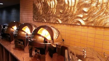 Desayuno completo diario (HKD 77 por persona)