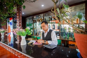 Bar på takterrassen, utsikt mot trädgården, öppet alla dagar