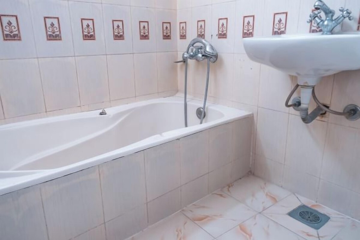 Un bagno con vasca, lavabo e piastrelle decorative.
