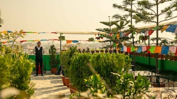 Serviço de café da manhã, almoço, jantar; vistas para o jardim