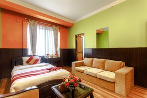 Family Suite, 2 Bedrooms, Refrigerator & Microwave | Peti besi dalam bilik, meja, Wi-fi percuma, cadar katil 