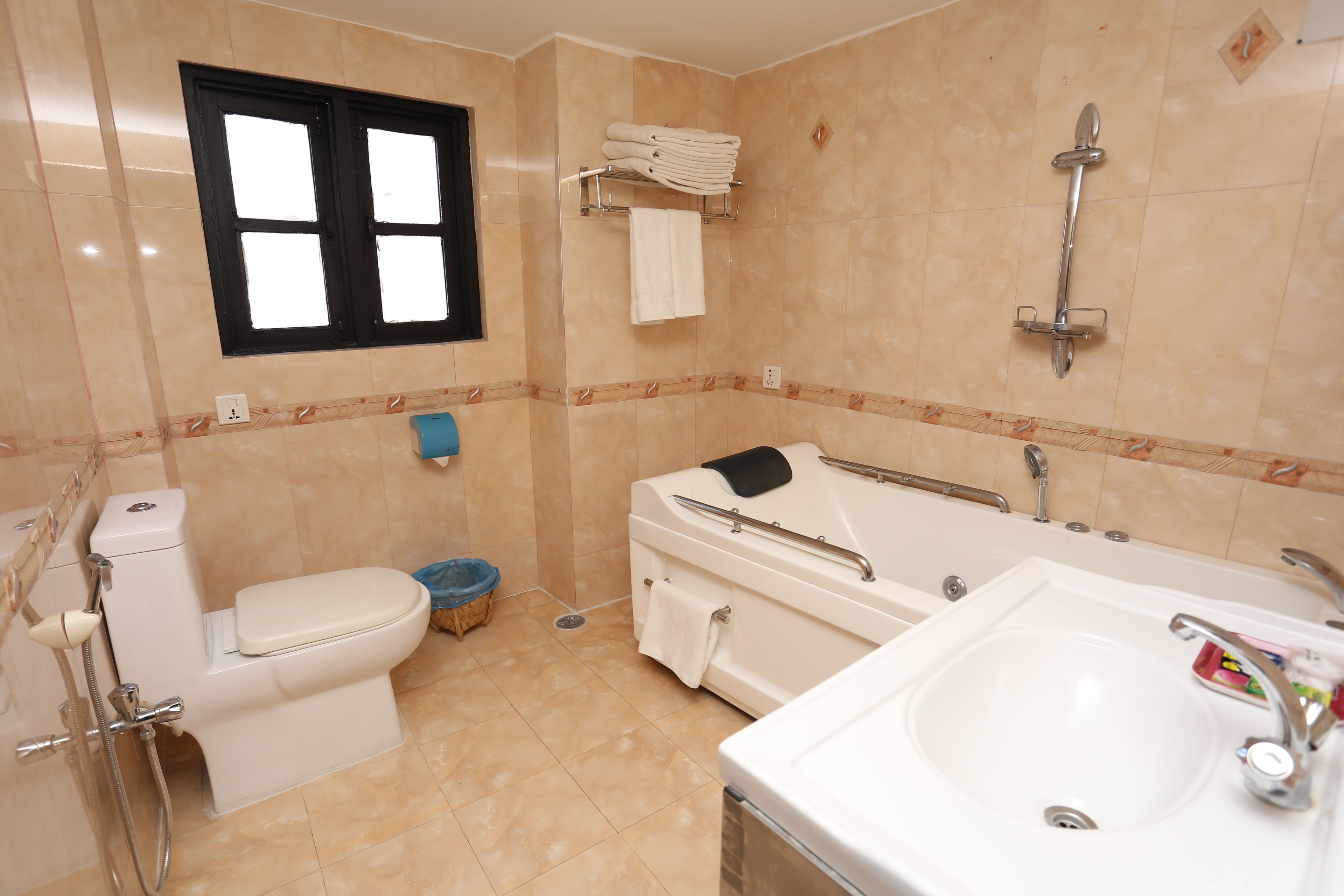 Suíte | Banheiro | Chuveiro, chinelos, toalhas de banho 