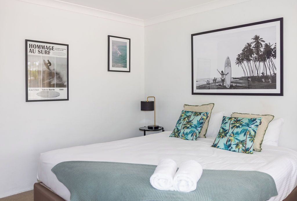 Signature Room, 1 King Bed | Minibar, blackout drapes, iron/ironing board, free WiFi