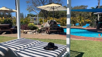 Piscine extérieure, parasols de plage, chaises longues