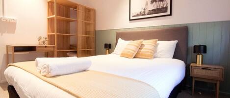 Apartamento família, 2 quartos | 1 quarto, frigobar, cortinas blackout, ferros/tábuas de passar roupa