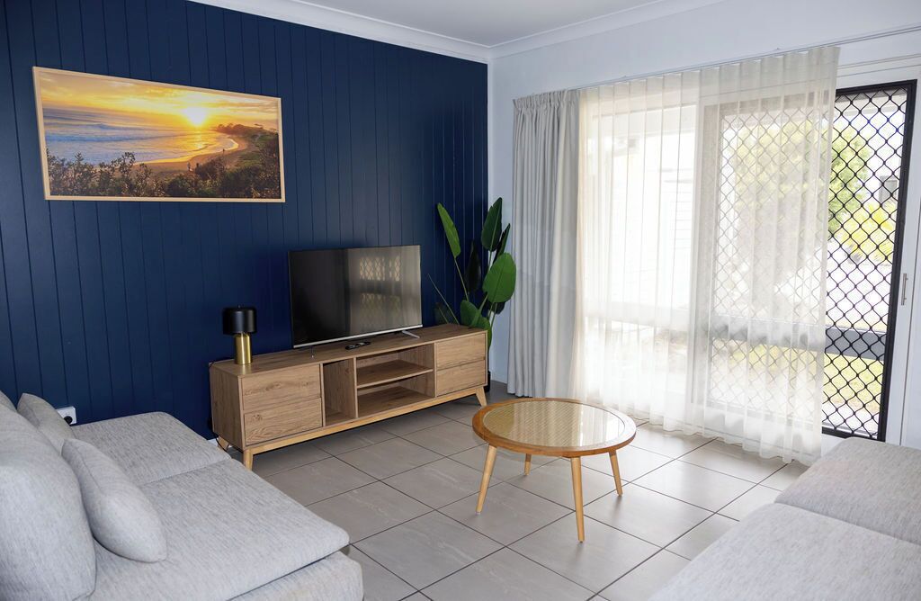Apartamento familiar, 2 habitaciones | Zona de estar | Smart TV de 48 pulgadas con canales digitales, Netflix