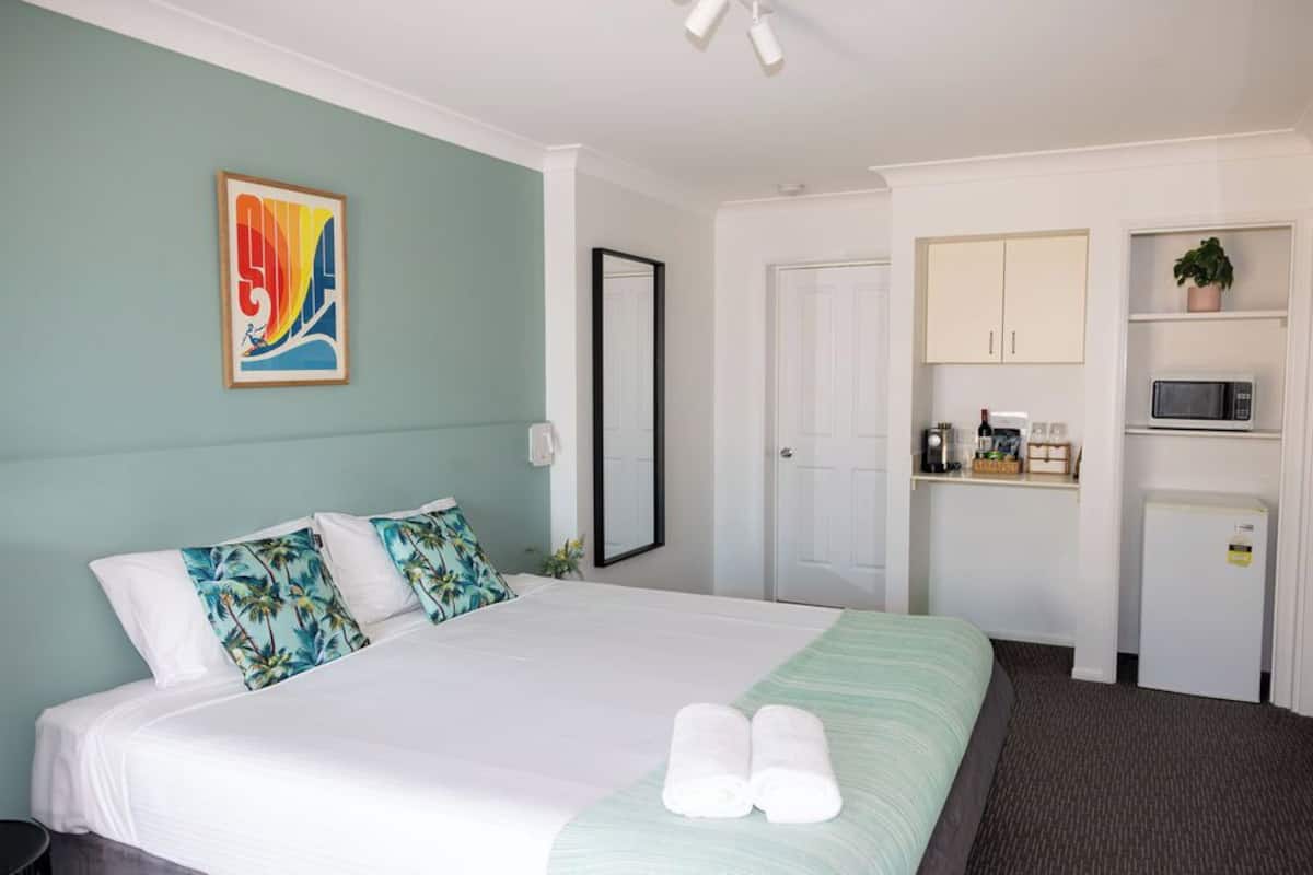 Standard Room, 1 King Bed | Minibar, blackout curtains, iron/ironing board, free WiFi