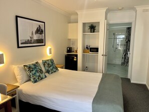 Standard Room, 1 Queen Bed | 1 bedroom, minibar, blackout drapes, iron/ironing board