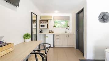 Minibar, cortinas blackout, tabla de planchar con plancha y wifi gratis