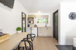 Minibar, cortinas blackout, tabla de planchar con plancha y wifi gratis 