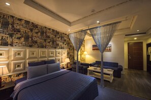 Luxury-Doppelzimmer, Stadtblick | Minibar, Zimmersafe, Schreibtisch, kostenloses WLAN
