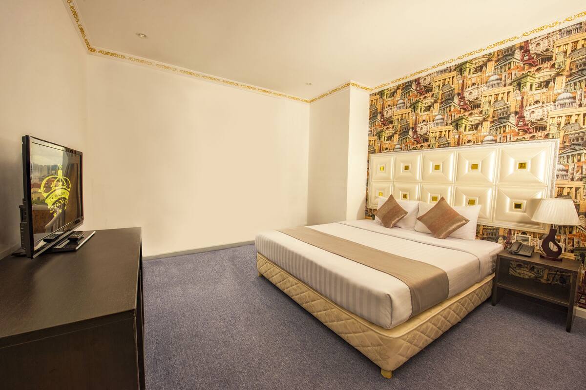 Minibar, in-room safe, desk, WiFi (free)