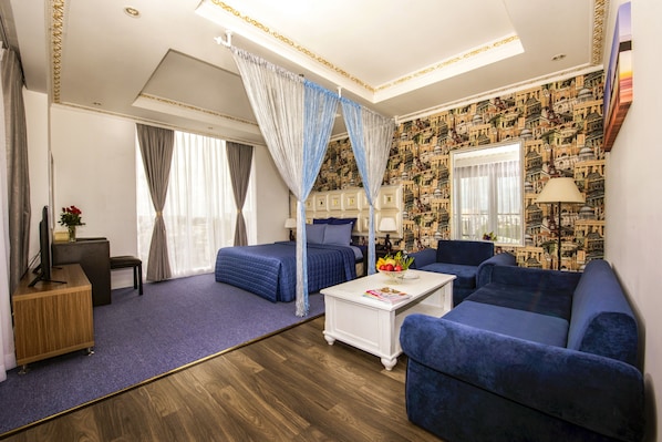 Living area - Golden Crown Hotel (Ho Chi Minh City)