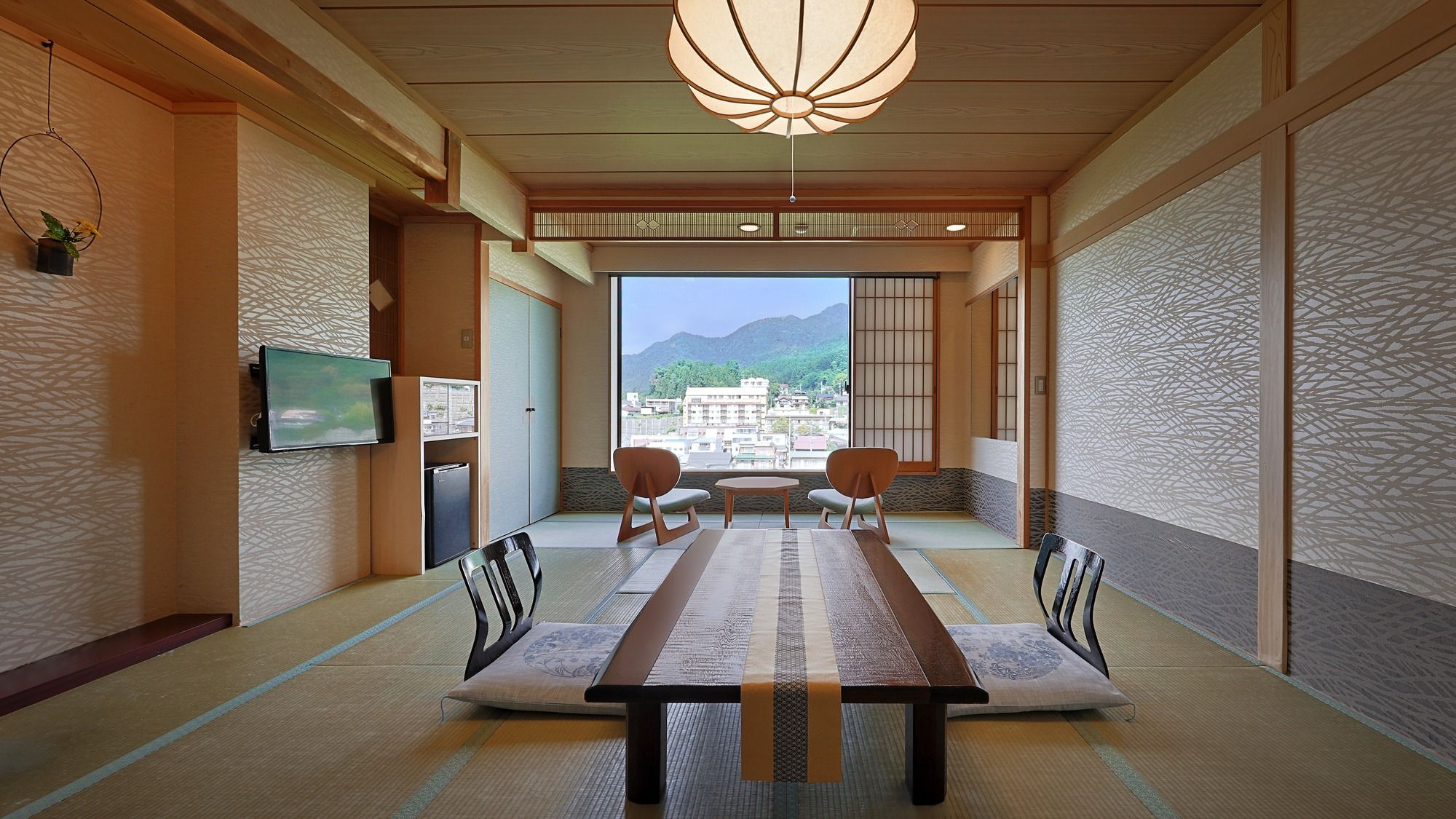 Una habitació tradicional japonesa amb fons de tatami, una taula baixa i dues cadires.
