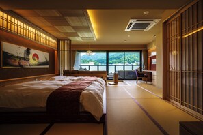 Caja de seguridad en la habitación y tabla de planchar con plancha 