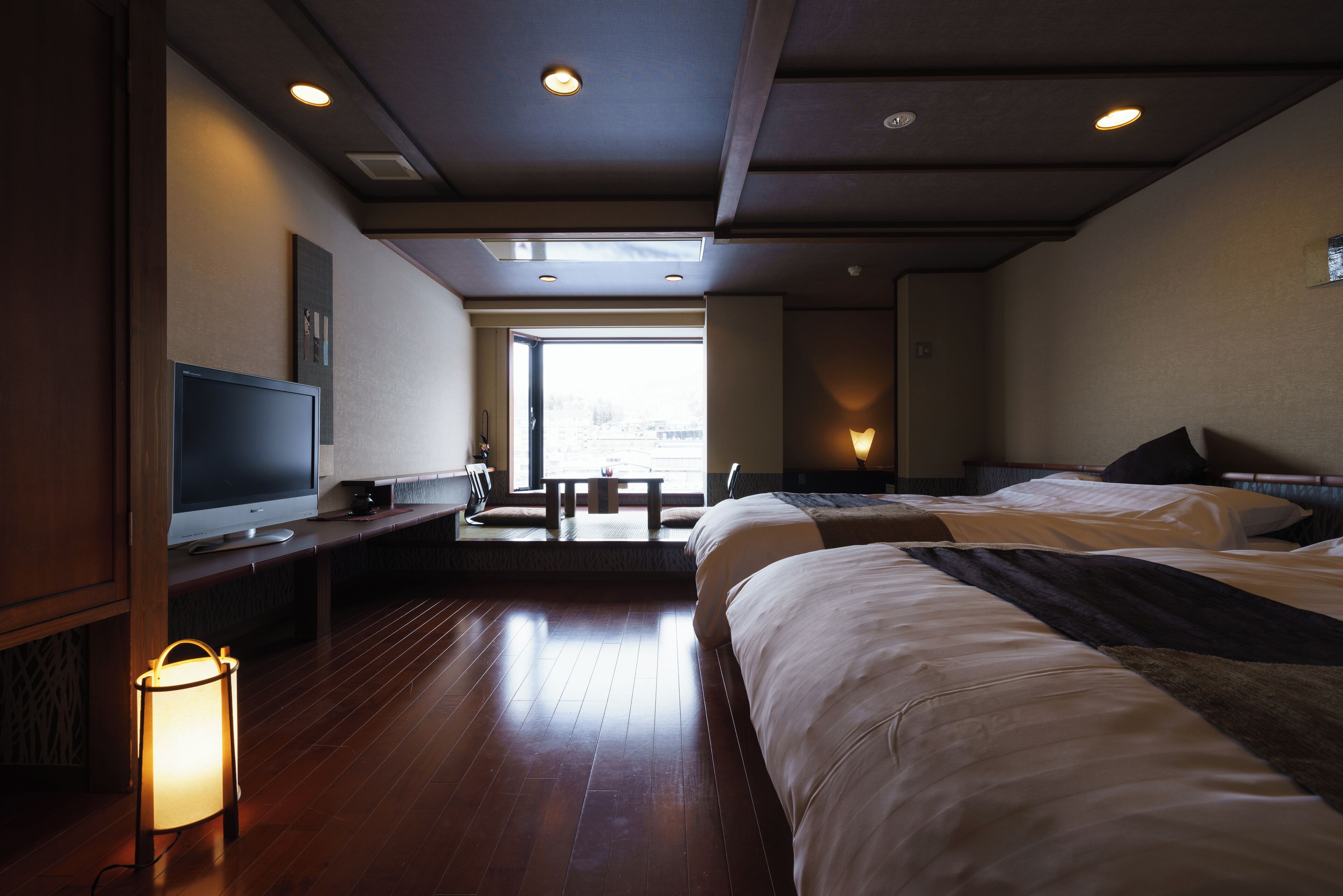 Caja de seguridad en la habitación y tabla de planchar con plancha 